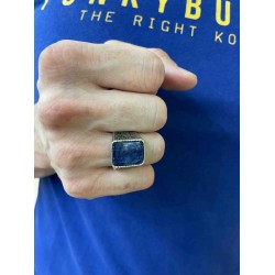 Ανδρικό δαχτυλίδι από μασίφ ασήμι 925 με μαιάνδρους στη γάμπα και παραλληλόγραμμη πέτρα σοδαλίτη