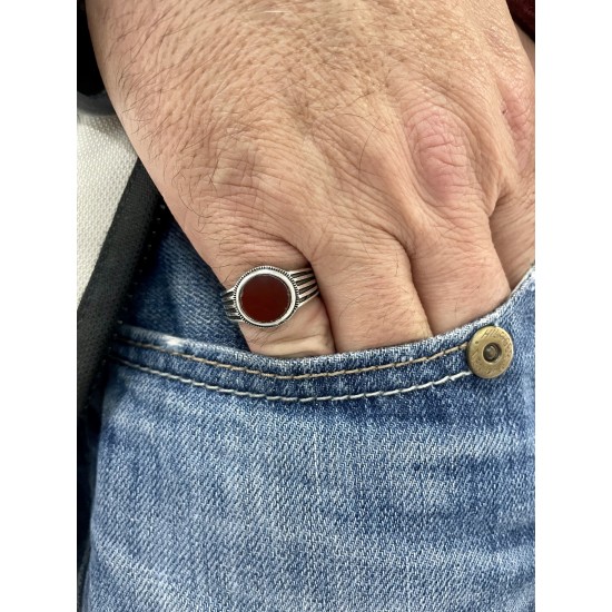 Ανδρικό δαχτυλίδι από μασίφ ασήμι 925 με οξείδωση στη γάμπα και στρογγυλή πέτρα κορνεόλη