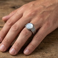 Ανδρικό δαχτυλίδι από μασίφ ασήμι 925 με οξείδωση στη γάμπα και στρογγυλή πέτρα φίλντισι