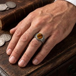 Ανδρικό δαχτυλίδι από μασίφ ασήμι 925 με οξείδωση στη γάμπα και στρογγυλή πέτρα μάτι της τίγρης