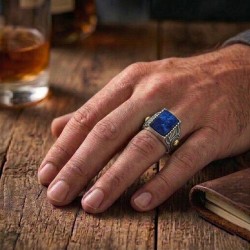Ανδρικό δαχτυλίδι από μασίφ ασήμι 925 με χρυσές πόρπες στη γάμπα και πέτρα σοδαλίτη