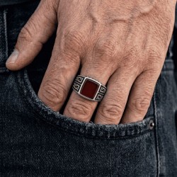 Ανδρικό δαχτυλίδι από ασήμι 925 με τετράγωνη πέτρα κορνεόλη - Σχέδιο μαίανδρος