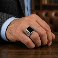 Ανδρικό δαχτυλίδι από μασίφ ασήμι 925 με γραμμωτή γάμπα και παραλληλόγραμμη πέτρα όνυχα