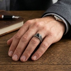 Ανδρικό δαχτυλίδι από ασήμι 925 με μαίανδρο και πέτρα μαύρο ζιργκόν