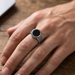 Ανδρικό δαχτυλίδι από μασίφ ασήμι 925 με οξείδωση στη γραμμωτή γάμπα και στρογγυλή πέτρα όνυχα 