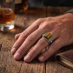 Ανδρικό δαχτυλίδι από μασίφ ασήμι 925 με χρυσές πόρπες στη γάμπα και καπουσόν μάτι της τίγρης