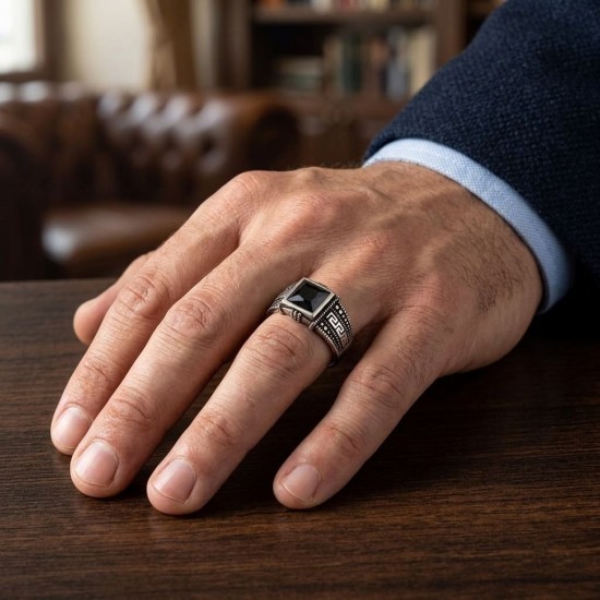Ανδρικό δαχτυλίδι από μασίφ ασήμι 925 με μαίανδρο και πέτρα μαύρο ζιργκόν