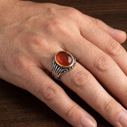 Ανδρικό δαχτυλίδι από μασίφ ασήμι 925 με καπουσόν πέτρα κορνεόλη 