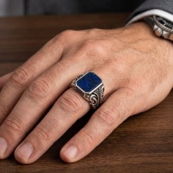Ανδρικό δαχτυλίδι από μασίφ ασήμι 925 με γράνες και καράβολους στη γάμπα και οχτάγωνη πέτρα λάπις