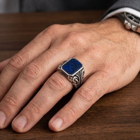 Ανδρικό δαχτυλίδι από μασίφ ασήμι 925 με γράνες και καράβολους στη γάμπα και οχτάγωνη πέτρα λάπις
