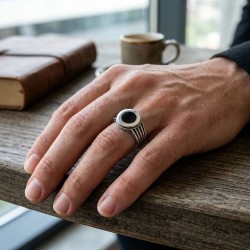 Ανδρικό δαχτυλίδι από ασήμι 925 με οξείδωση στη γραμμωτή γάμπα και στρογγυλή πέτρα όνυχα 