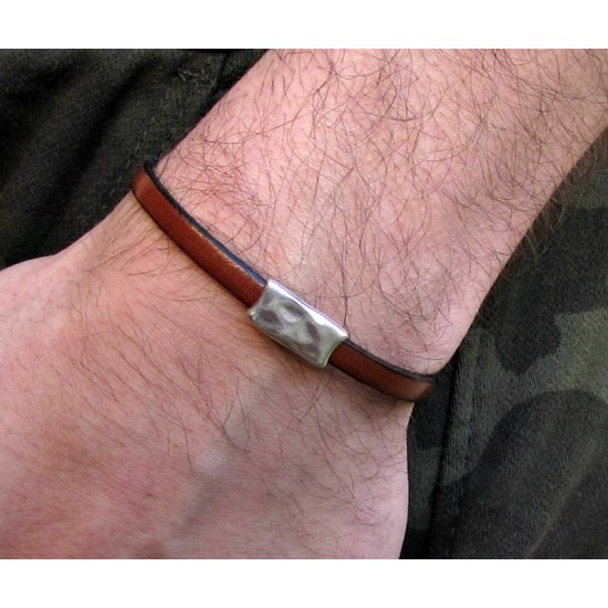 Ανδρικό δερμάτινο βραχιόλι με μαγνήτη και μοτίφ σφυρήλατο 