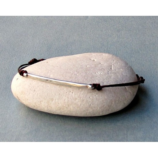 Ανδρικό βραχιόλι από κερωμένο κορδόνι με μοτίφ επίχρυση ή επάργυρη μπάρα