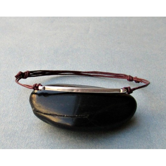 Ανδρικό βραχιόλι από κερωμένο κορδόνι με μοτίφ επίχρυση ή επάργυρη μπάρα