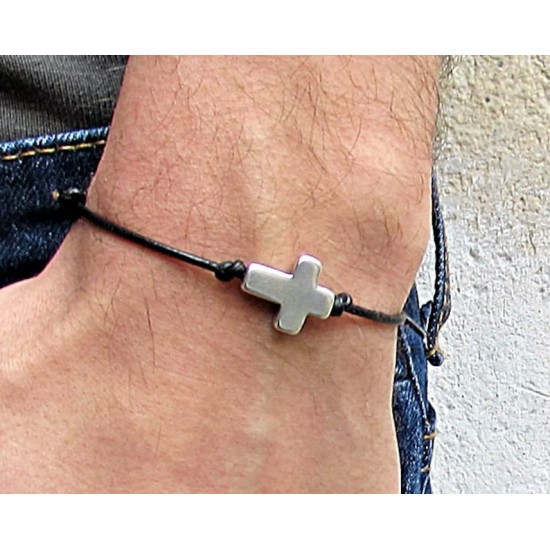 Βραχιόλι από δερμάτινο κορδόνι με σταυρό