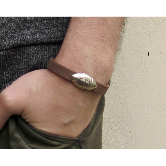 Ανδρικό δερμάτινο βραχιόλι με κούμπωμα από μαγνήτη και μοτίφ μπάλα του μπειζμπολ.