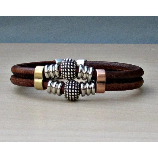 Αντρικό δερμάτινο βραχιόλι με μεταλλικές χάντρες - χρώμα κόκκινο καφέ