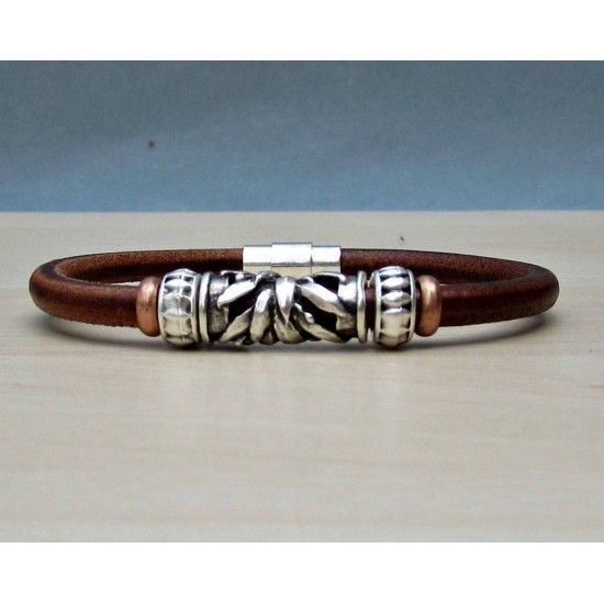 Ανδρικό δερμάτινο βραχιόλι με μοτίφ σε αντικέ ασημένιο χρώμα - Δέρμα κόκκινο-καφέ