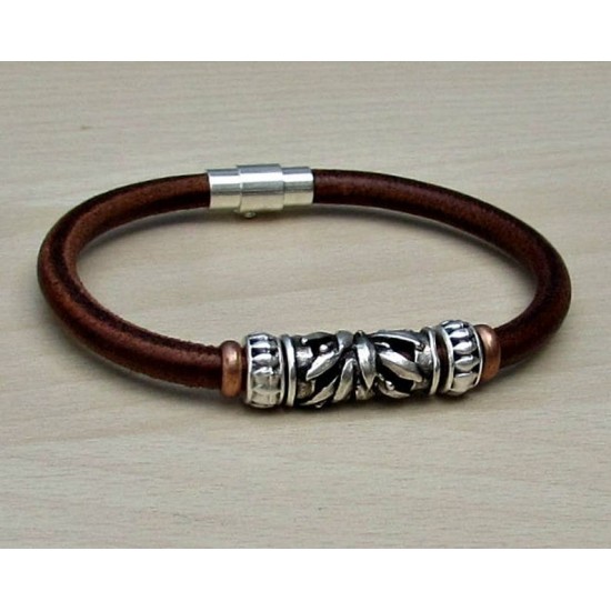 Ανδρικό δερμάτινο βραχιόλι με μοτίφ σε αντικέ ασημένιο χρώμα - Δέρμα κόκκινο-καφέ