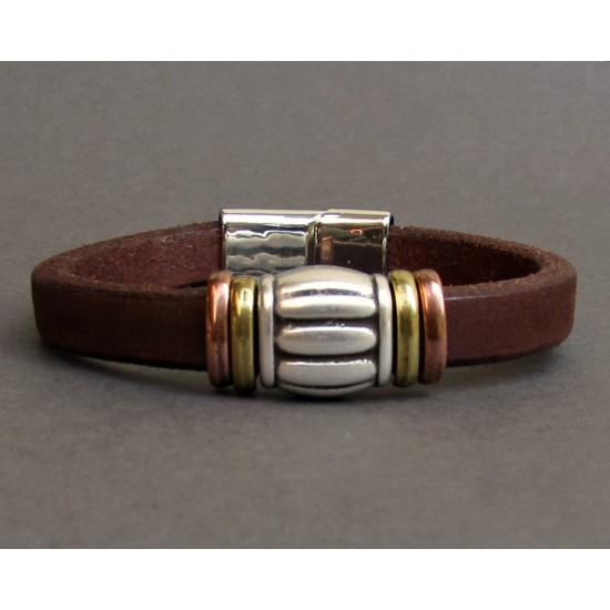 Ανδρικό δερμάτινο βραχιόλι με regaliz δέρμα και περαστά μεταλλικά στοιχεία