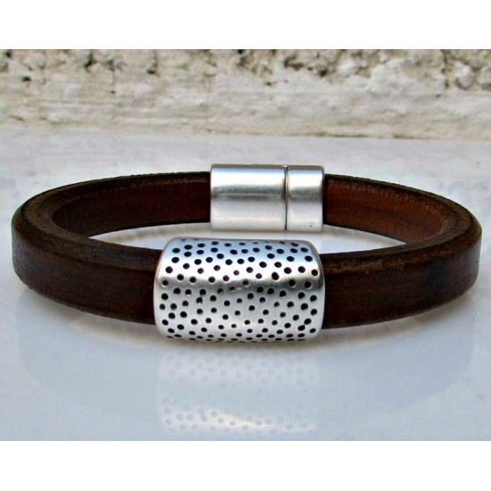 Ανδρικό βραχιόλι με δέρμα regalis και μοτίφ με μικρές τρυπούλες - Καφέ - Κόκκινο