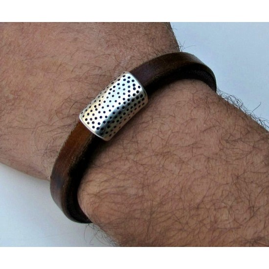 Ανδρικό βραχιόλι με δέρμα regalis και μοτίφ με μικρές τρυπούλες - Καφέ - Κόκκινο