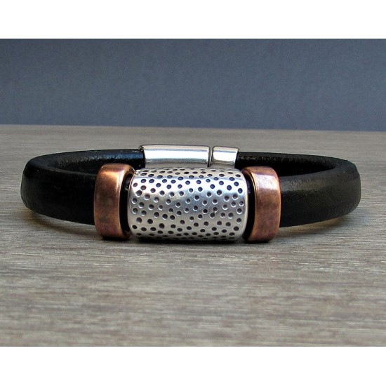 Ανδρικό βραχιόλι με δέρμα regaliz και μοτίφ με τρυπούλες με ροζ επιμετάλλωση