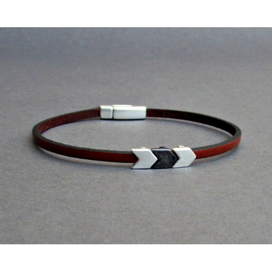 Αντρικό δερμάτινο βραχιόλι με μαγνήτη και μοτίφ αιχμή του βέλους.