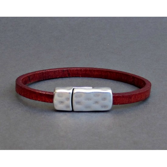 Βραχιόλι με σφυρήλατο μοτίφ και ατσάλινο κούμπωμα