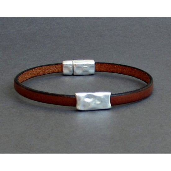 Ανδρικό δερμάτινο βραχιόλι με μαγνήτη και μοτίφ σφυρήλατο 