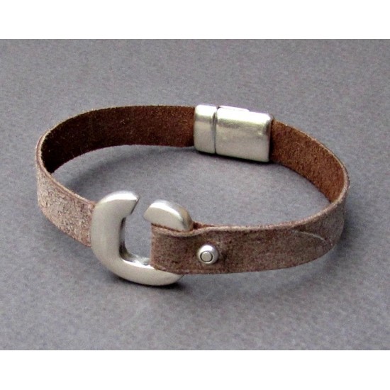 Ανδρικό δερμάτινο βραχιόλι με πλακέ δέρμα και μοτίφ αγκράφα