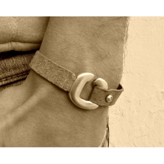 Ανδρικό δερμάτινο βραχιόλι με πλακέ δέρμα και μοτίφ αγκράφα