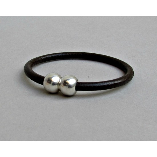 Ανδρικό δερμάτινο βραχιόλι με κούμπωμα μπίλιες