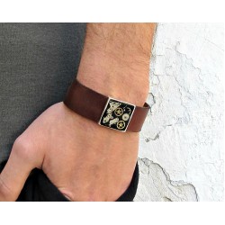 Ανδρικό δερμάτινο βραχιόλι με μοτίφ σε στυλ steampunk.