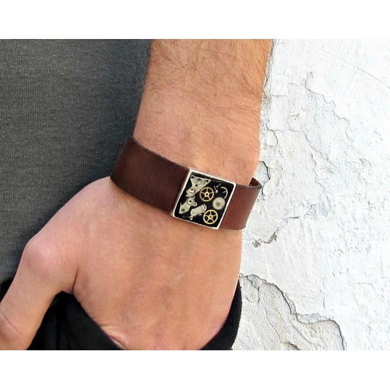 Ανδρικό δερμάτινο βραχιόλι με μοτίφ σε στυλ steampunk.