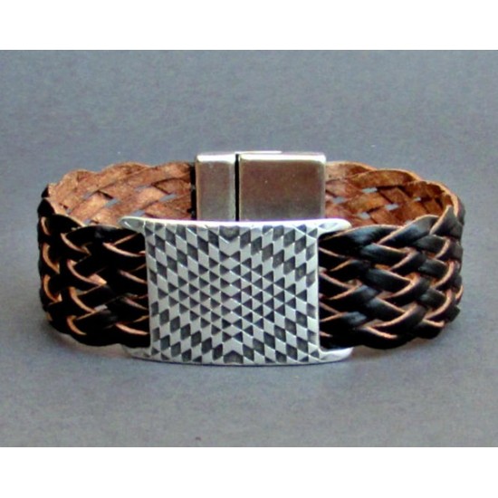 Ανδρικό δερμάτινο βραχιόλι με πλεκτό δέρμα και μοτίφ με γεωμετρικά σχήματα.