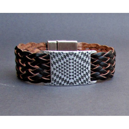 Ανδρικό δερμάτινο βραχιόλι με πλεκτό δέρμα και μοτίφ με γεωμετρικά σχήματα.