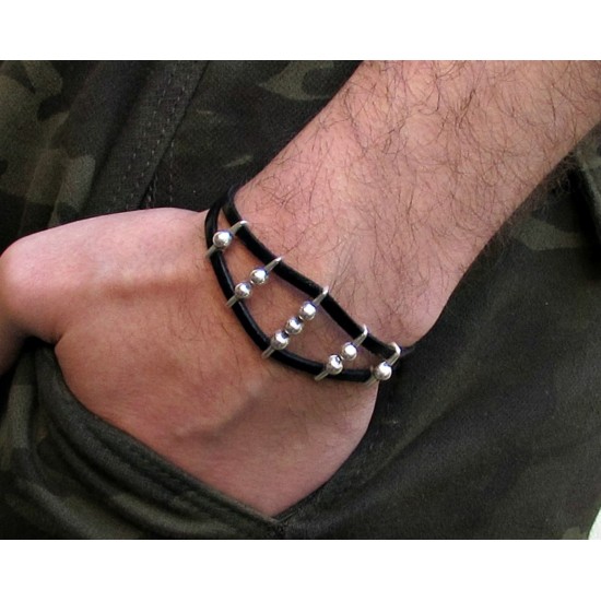 Ανδρικό δερμάτινο βραχιόλι με μπίλιες σε ασημί χρώμα