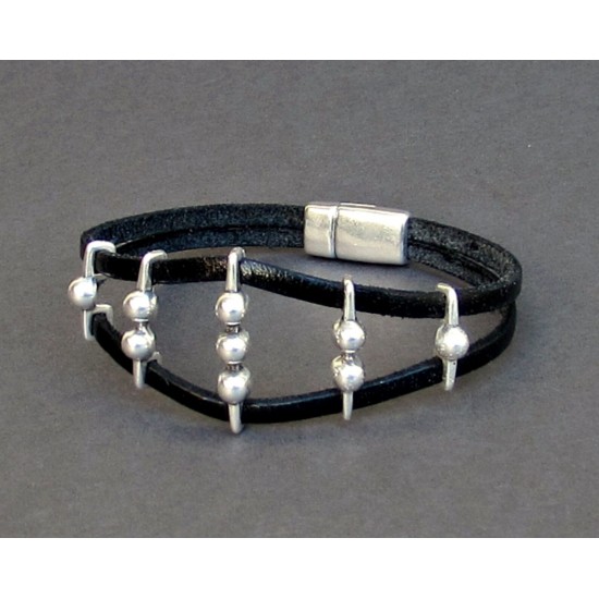 Ανδρικό δερμάτινο βραχιόλι με μπίλιες σε ασημί χρώμα