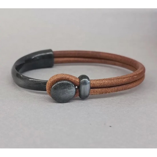 Δερμάτινο βραχιόλι χειροπέδα γάντζος μαύρο ρόδιο