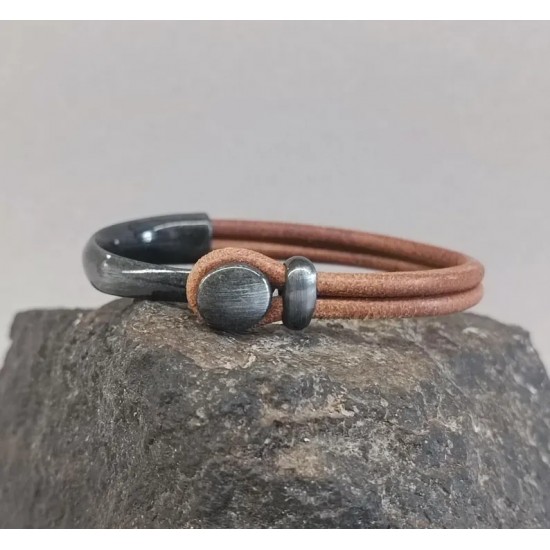 Δερμάτινο βραχιόλι χειροπέδα γάντζος μαύρο ρόδιο