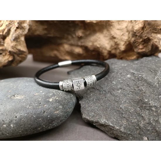 Ανδρικό δερμάτινο βραχιόλι με μεταλλικό μάτι