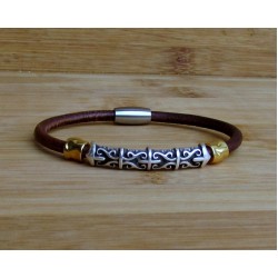 Ανδρικό δερμάτινο βραχιόλι με beads και μαγνητικό κούμπωμα