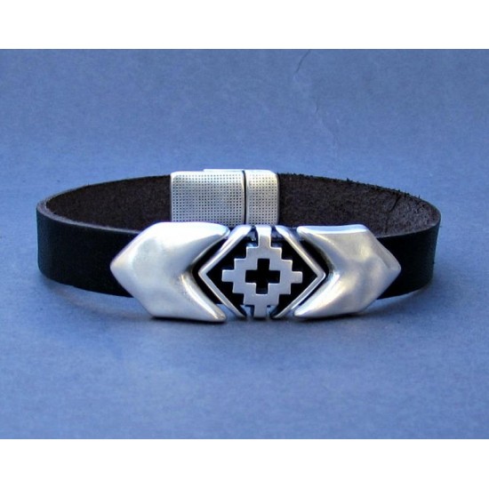 Κεφαλή βέλους και σταυρός - ανδρικό βραχιόλι με μαύρο δέρμα