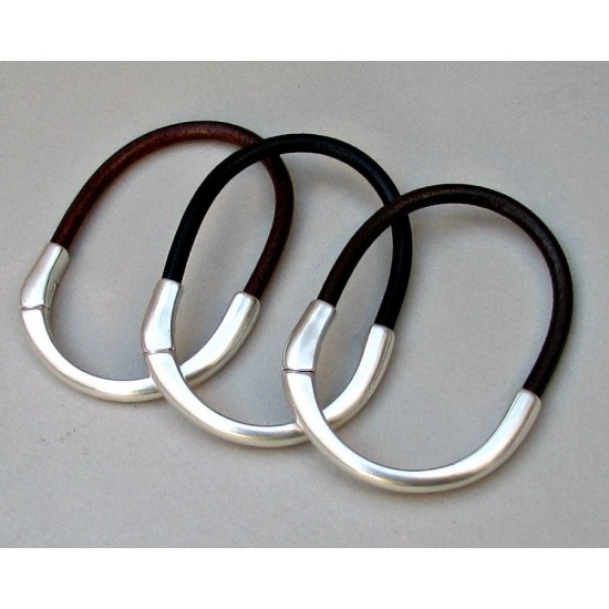 Αντρικό δερμάτινο βραχιόλι μισή χειροπέδα