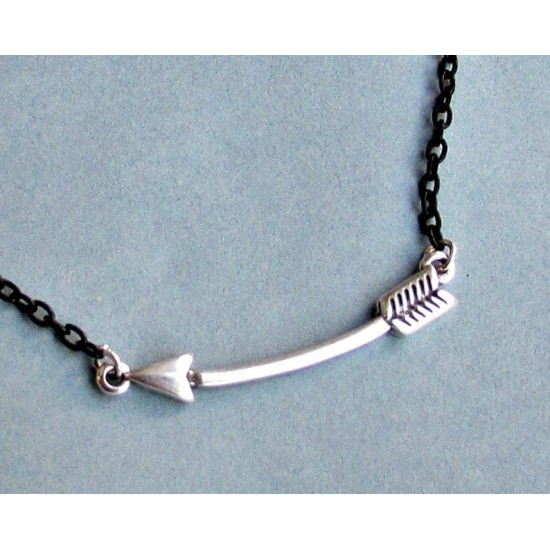 Κολιέ με πλαγιαστό βέλος και κοντή αλυσίδα