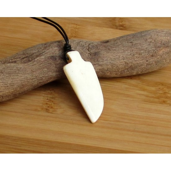 Ανδρικό μενταγιόν από κοκάλινο μαχαίρι