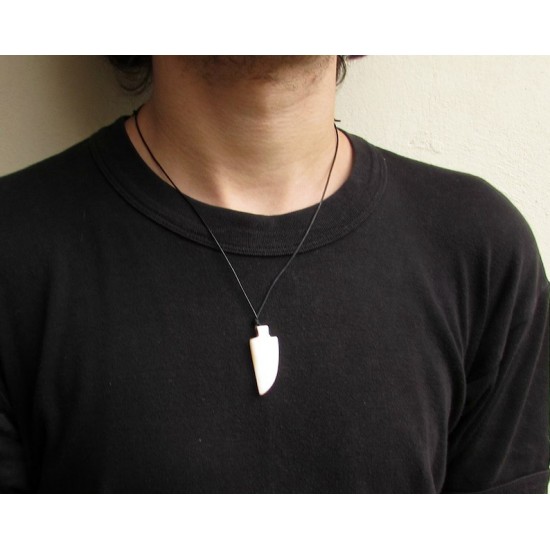 Ανδρικό μενταγιόν από κοκάλινο μαχαίρι