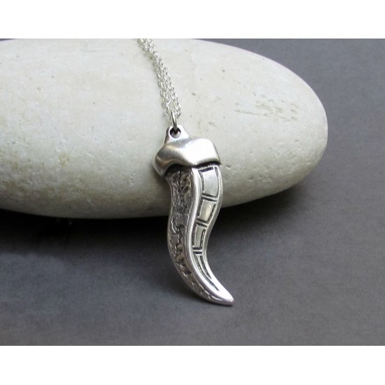 Ανδρικό  μενταγιόν  δόντι του δράκου