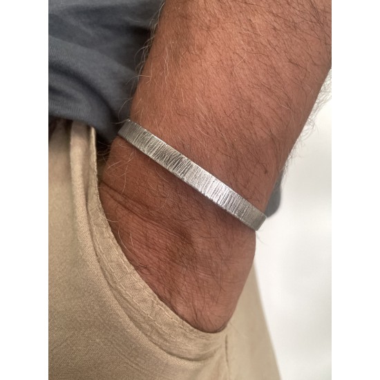 Βραχιόλι χειροπέδα με ματ φινίρισμα από μασίφ ασήμι 925